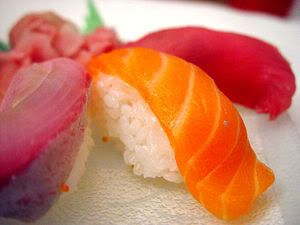 300px-Salmon_sushi_cut.jpg