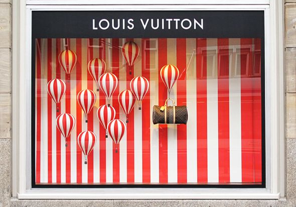  photo best-window-displays_louis-vuitton_2013_hot-air-balloon_02-1000x698.jpg