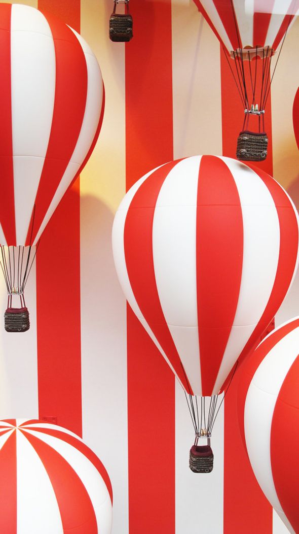  photo best-window-displays_louis-vuitton_2013_hot-air-balloon_03-533x950.jpg