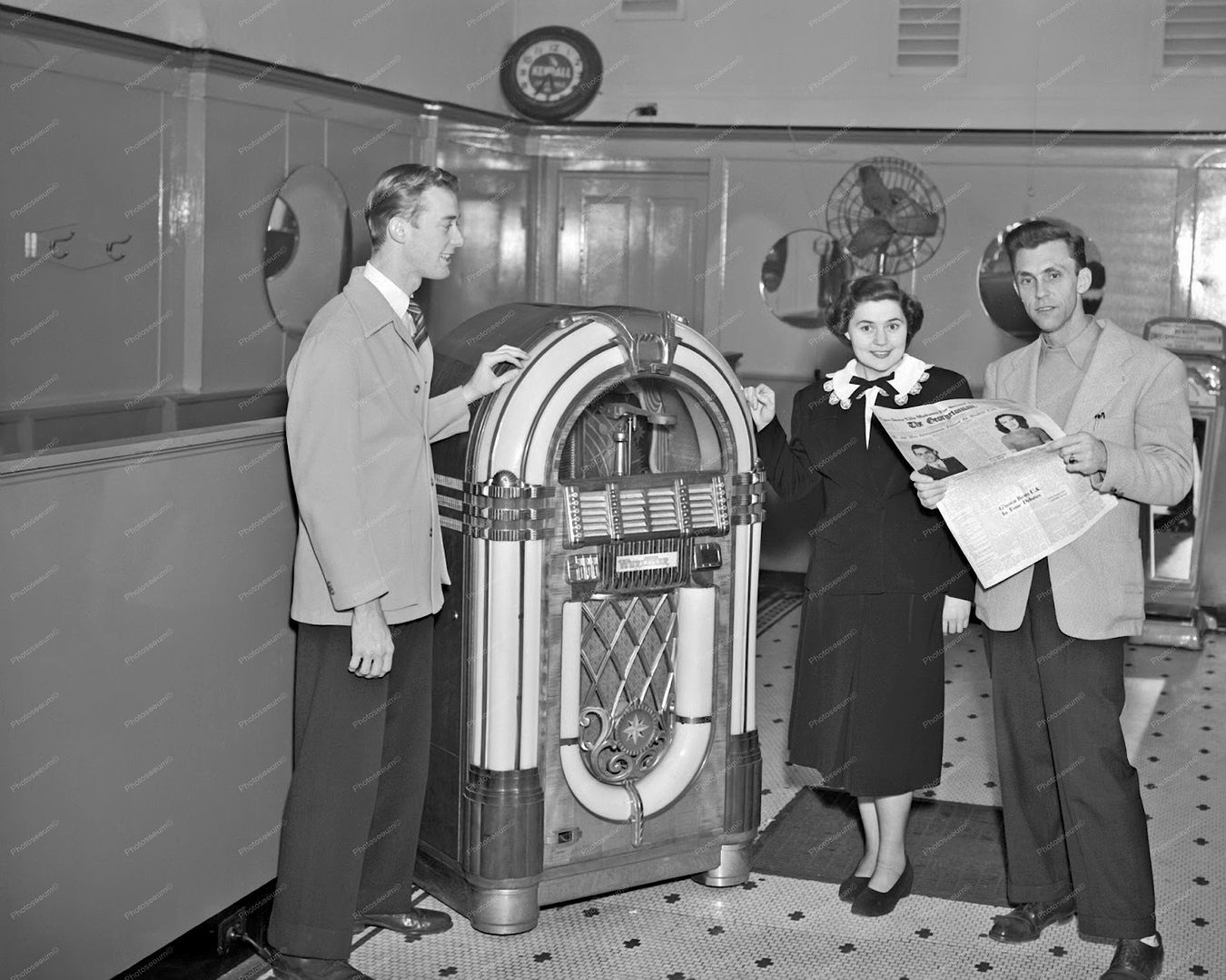  photo group standing next to a jukeboxgs21948.jpg