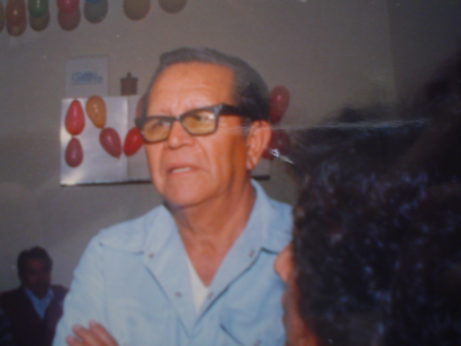 http://i224.photobucket.com/albums/dd42/SelfishAlma/DSC02733-abuelito.png