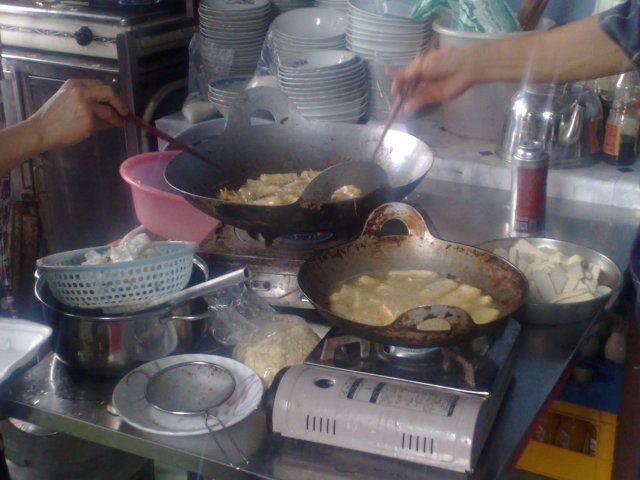 sáng này nhà em làm từ thiện,mệt quá chừng mà dzui - 1