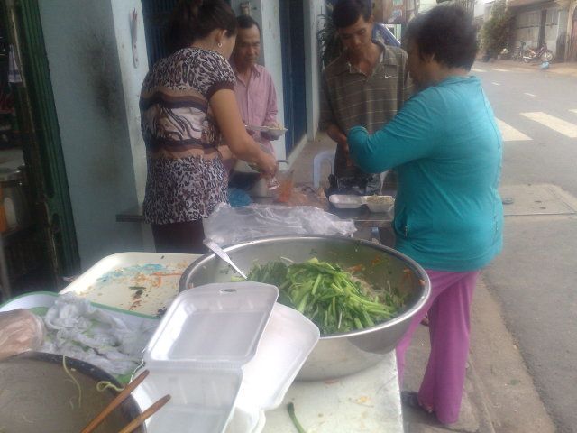 sáng này nhà em làm từ thiện,mệt quá chừng mà dzui - 2