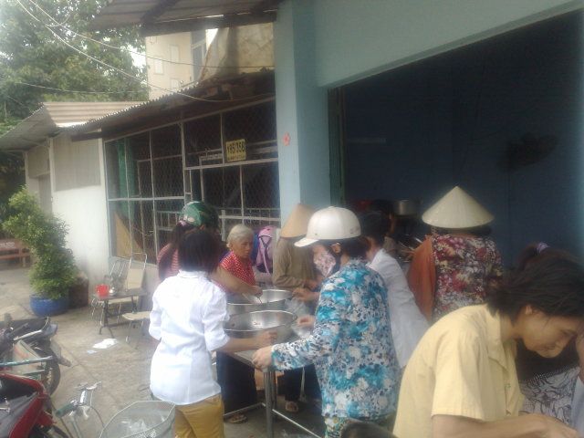 sáng này nhà em làm từ thiện,mệt quá chừng mà dzui - 7