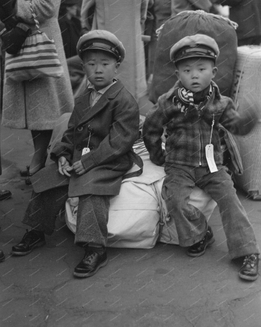  photo evacuationJapanese-Americans 1942.jpg