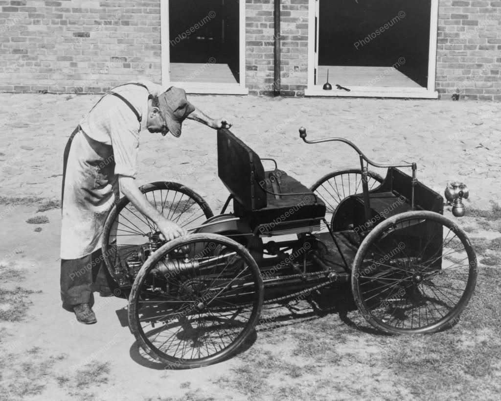 Первые производители. Ford Quadricycle 1896. Quadricycle Генри Форда. Генри Форд первый автомобиль. Henry Ford 1896.