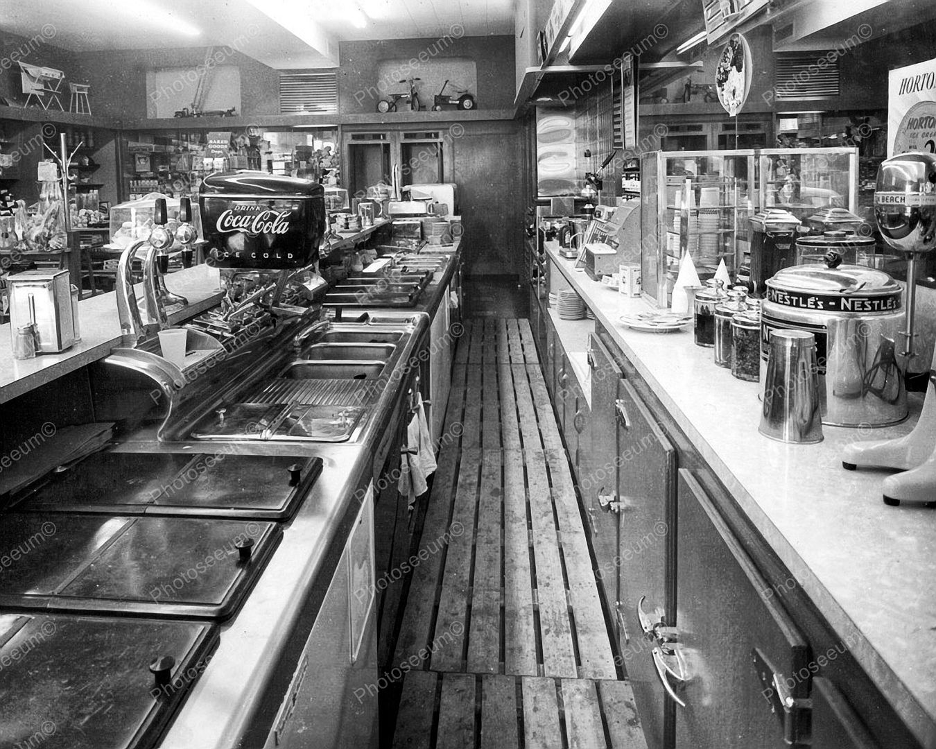  photo behind_the_counter1950gs2.jpg