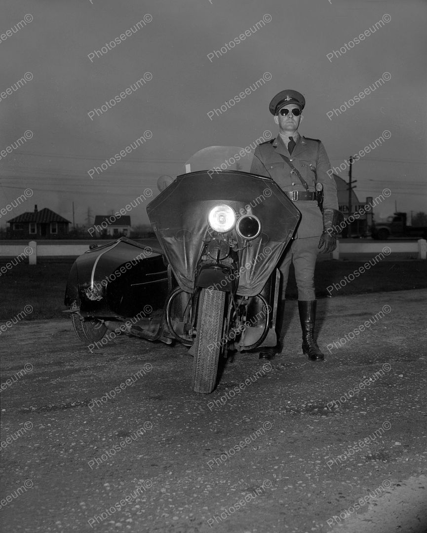  photo PoliceOfficer1940sMotorcyclejpg.jpg
